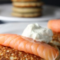 Buchweizen-Pfannküchlein mit Lachs und Dillschmand {buckwheat pancakes with salmon and dill sour cream}